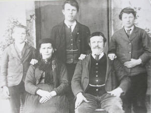 Ritratto di famiglia in abiti tradizionali (1910 - 1920)
